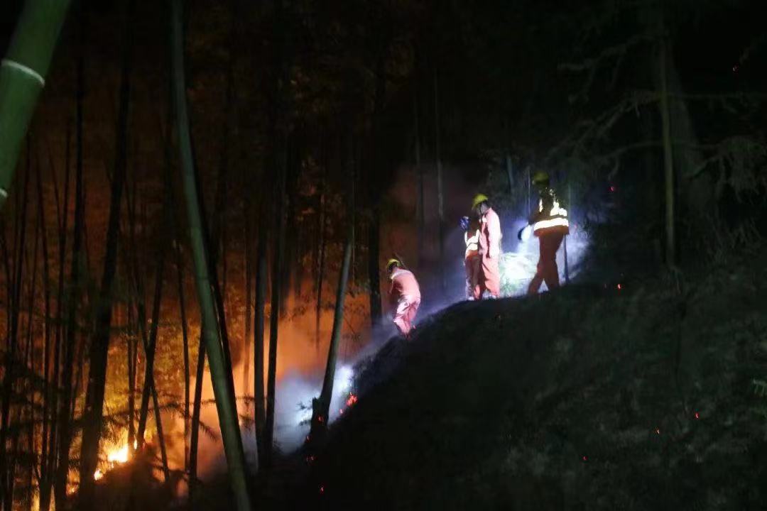 奮戰(zhàn)在重慶山火救援一線