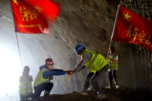 1559199097756443.jpg 北京延崇項(xiàng)目松山特長(zhǎng)隧道右洞1#-2#斜井段順利貫通 (3).jpg