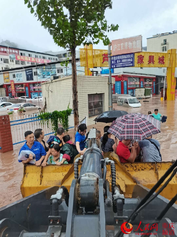 人民網(wǎng)報(bào)道：“我們是附近修路的央企，莫慌！”                                                                                                                                                                                             