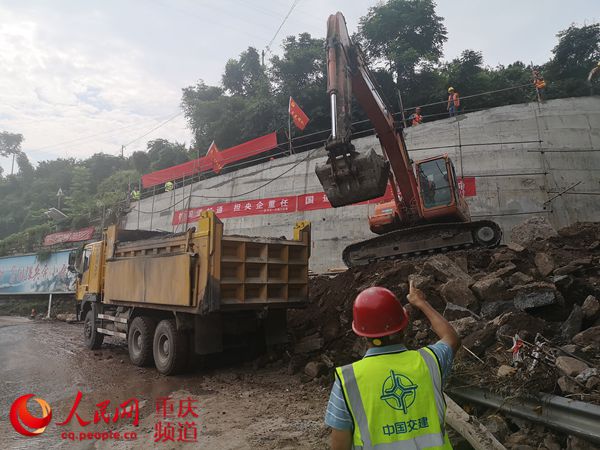 人民網(wǎng)報(bào)道；“路搶通啦，我們果農(nóng)高興慘了！”                                                                                                                                                                                             